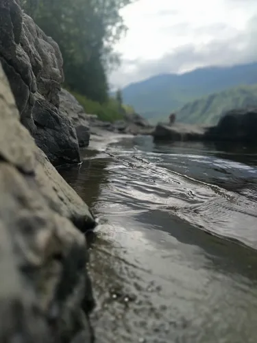 Вода Обои на телефон река со скалами и деревьями