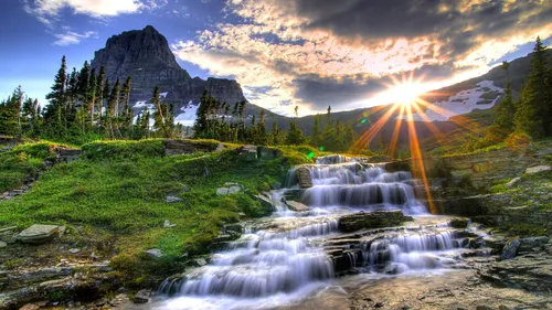 Водопад Обои на телефон ручей с водопадом и деревьями и горами на заднем плане