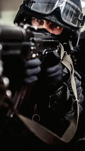 Военные Обои на телефон мужчина в шлеме и с пистолетом