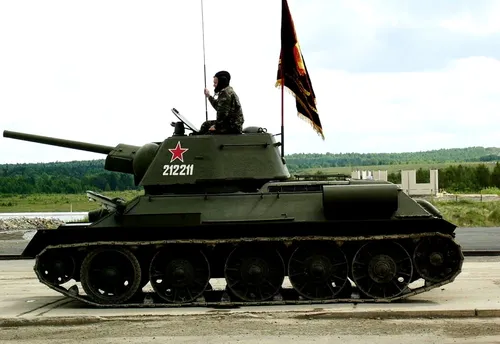 Военные Обои на телефон человек, стоящий на танке