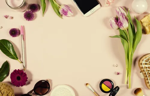 Красивые Картинки Цветы Обои на телефон стол с цветами и солнцезащитными очками