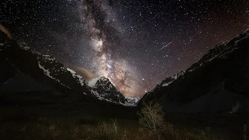 Звездное Небо Обои на телефон гора с ярким светом в небе