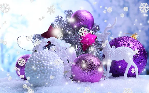 Зимние Новогодние Обои на телефон группа фиолетовых и белых украшений