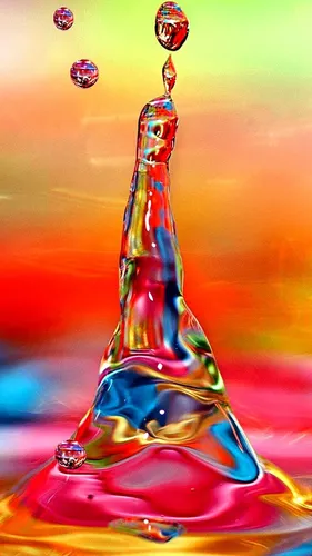 Креативные Обои на телефон капля воды падает в стакан воды на фоне Эйфелевой башни