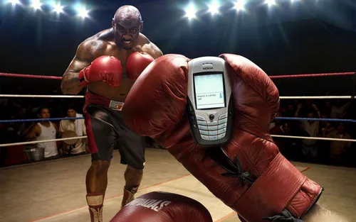 Диней, Майк Тайсон Обои на телефон человек в красном костюме держит телефон перед человеком на боксерском ринге
