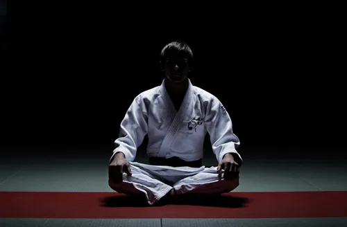 Каратэ Киокушинкай Обои на телефон мужчина, сидящий на полу