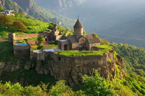 Армения Обои на телефон каменное здание на холме с Татевским монастырем на заднем плане