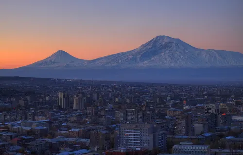Армения Обои на телефон город с горой на заднем плане