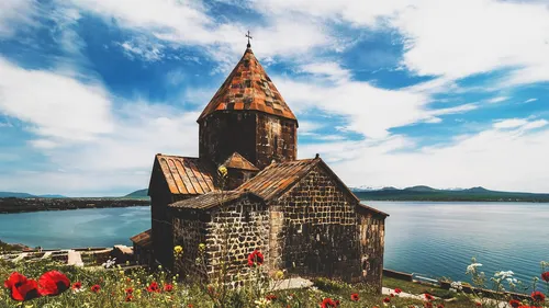 Армения Обои на телефон церковь на холме у воды