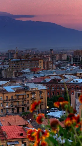 Армения Обои на телефон город с множеством зданий и краном на заднем плане