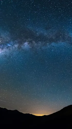 Андроид Обои на телефон звездное ночное небо над горным хребтом