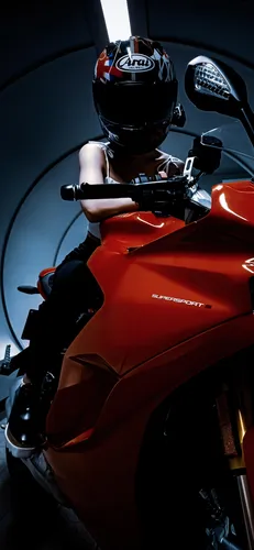 Мотоцикл Обои на телефон человек в шлеме и едущий на мотоцикле