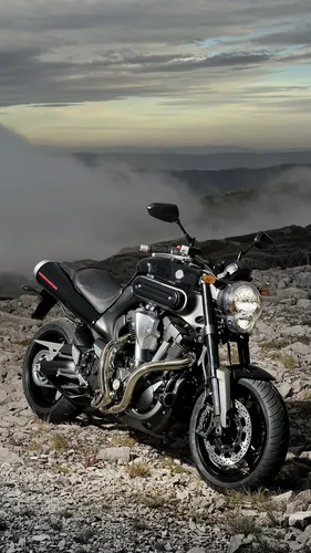 Мотоцикл Обои на телефон мотоцикл, припаркованный на скалистом холме