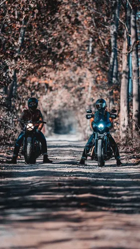 Мотоциклы Обои на телефон два человека на мотоциклах