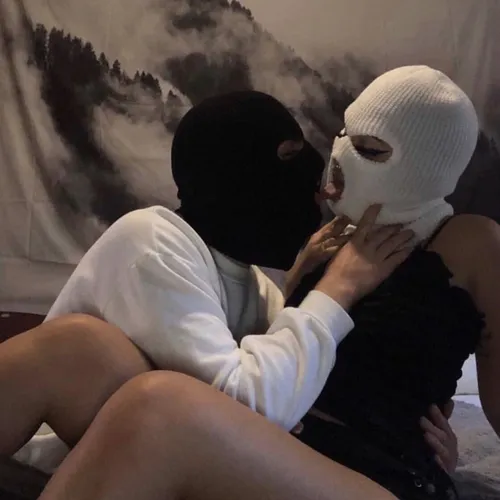 Пошлые Обои на телефон человек целует человека в маске