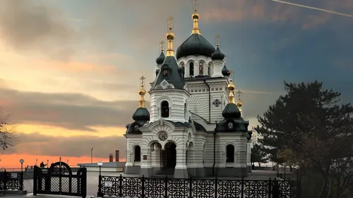 Православные Обои на телефон белое здание с забором перед ним на фоне колокольни Ивана Великого