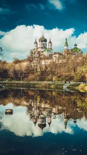 Православные Обои на телефон замок с отражением озера в воде