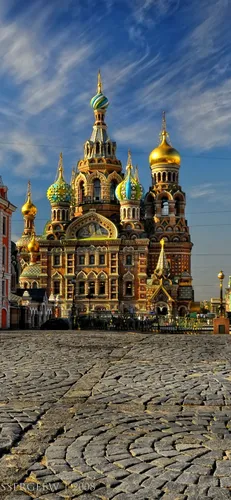 Православные Обои на телефон большое здание с разноцветными куполами на фоне храма Спаса-на-Крови