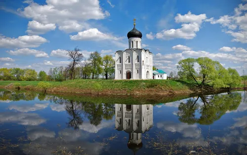 Православные Обои на телефон белое здание с куполом на вершине, окруженное водой