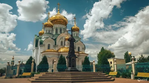 Православные Обои на телефон большое здание с золотой купольной крышей и золотой купольной крышей