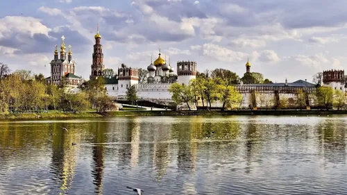 Православные Обои на телефон водоем с мостом и зданиями вдоль него