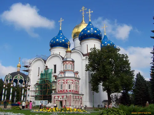 Православные Обои на телефон белое здание с голубыми куполами