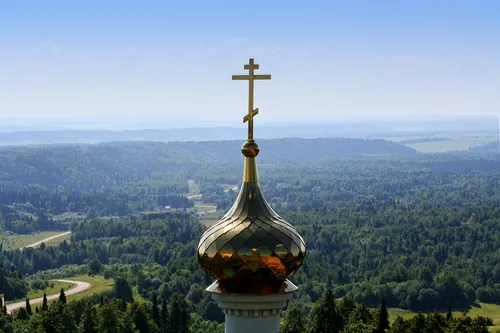 Православные Обои на телефон высокая золотая и черная башня с крестом на вершине
