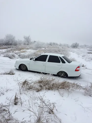 Приора Обои на телефон белый автомобиль, припаркованный в заснеженной местности