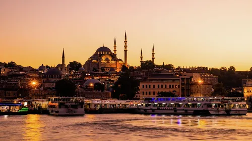 Турция Обои на телефон река с лодкой в ней и зданиями сзади