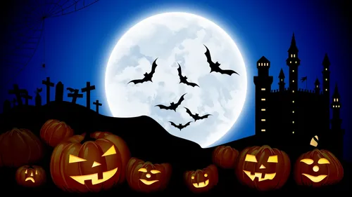 Хэллоуинские Обои на телефон тыквенное пятно с луной и зданиями на заднем плане