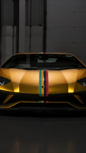 Lamborghini Обои на телефон желтый автомобиль, припаркованный в гараже