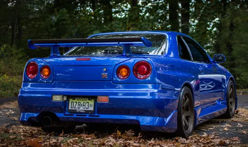 Nissan Skyline R34 Обои на телефон синий автомобиль, припаркованный в лесистой местности