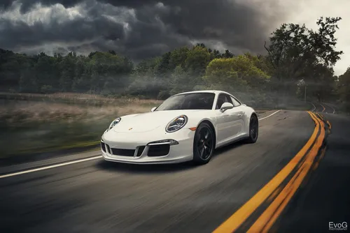 Porsche Обои на телефон белый спортивный автомобиль едет по дороге с деревьями по обе стороны