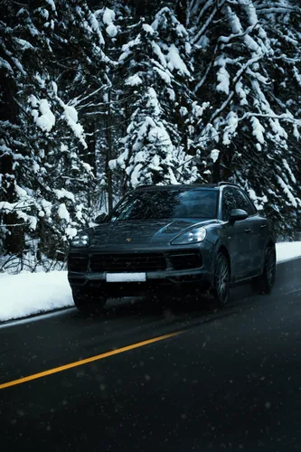 Porsche Обои на телефон автомобиль едет по дороге со снегом на обочине