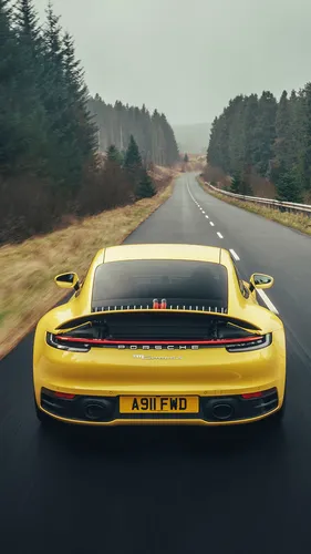 Porsche Обои на телефон желтый спортивный автомобиль на дороге