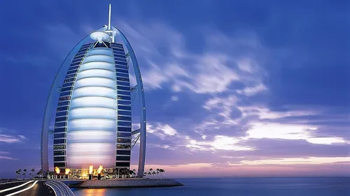 Дубай Обои на телефон высокое здание у воды с Бурдж-эль-Араб на заднем плане