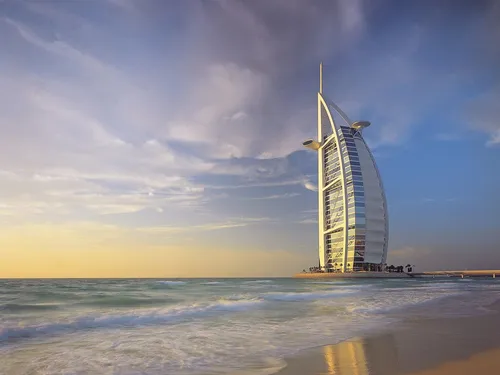 Дубай Обои на телефон высокое здание на пляже с Бурдж-эль-Араб на заднем плане