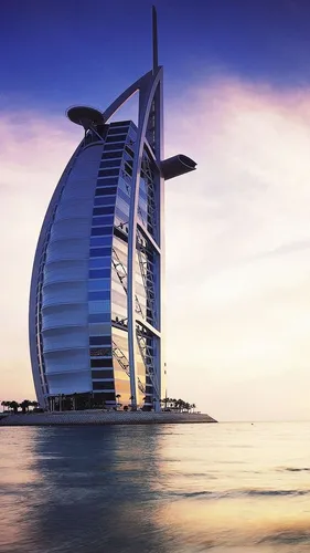 Дубай Обои на телефон высокое здание с водоемом спереди и Бурдж-эль-Араб на заднем плане