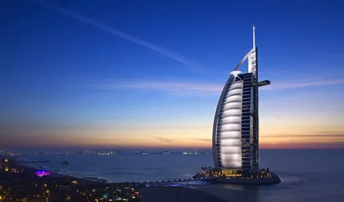 Дубай Обои на телефон высокое здание на водоеме с Бурдж-эль-Араб на заднем плане