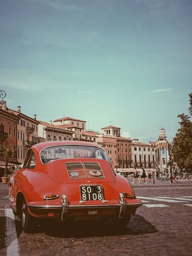 Италия Обои на телефон оранжевый автомобиль, припаркованный на улице