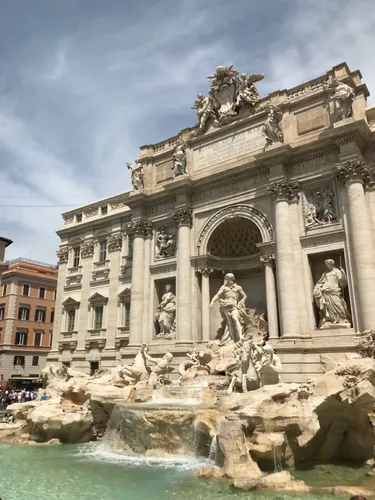 Италия Обои на телефон большое каменное здание со статуями и фонтаном перед ним с фонтаном Треви на заднем плане