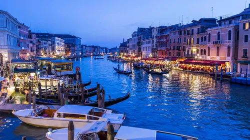 Италия Обои на телефон водоем с лодками и зданиями вдоль него