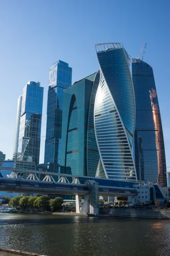 Москва Сити Обои на телефон мост через воду с высокими зданиями на заднем плане