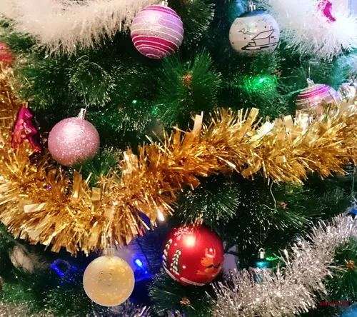 Новогодняя Елка Обои на телефон дерево, украшенное орнаментами