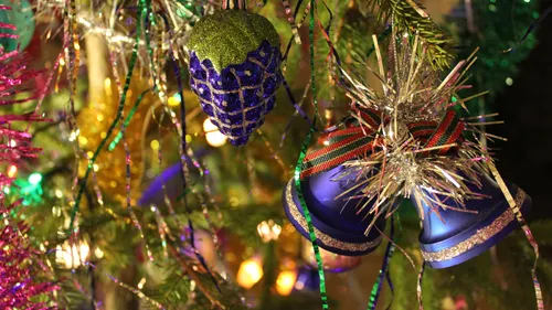 Новогодняя Елка Обои на телефон елка, украшенная украшениями