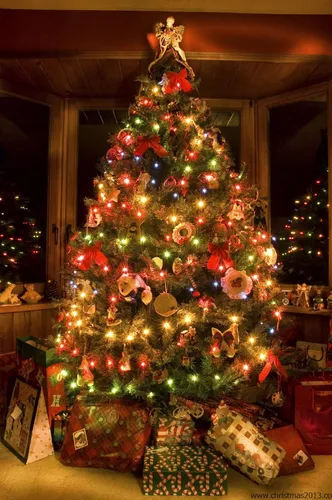 Новогодняя Елка Обои на телефон рождественская елка с подарками под ней