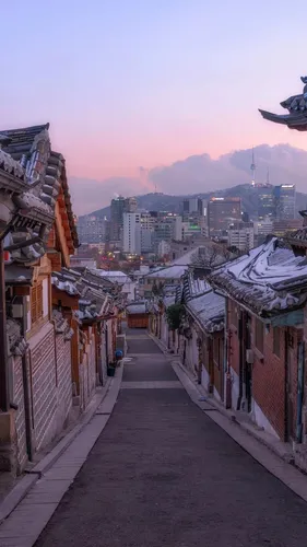 Корея Обои на телефон улица со зданиями и горами на заднем плане