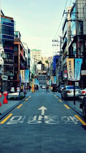 Корея Обои на телефон улица с автомобилями и зданиями по обе стороны