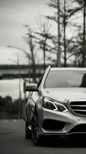 Mercedes Обои на телефон белый автомобиль, припаркованный на улице
