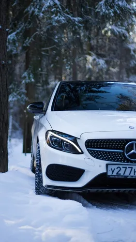 Mercedes Обои на телефон белый автомобиль, припаркованный на снегу